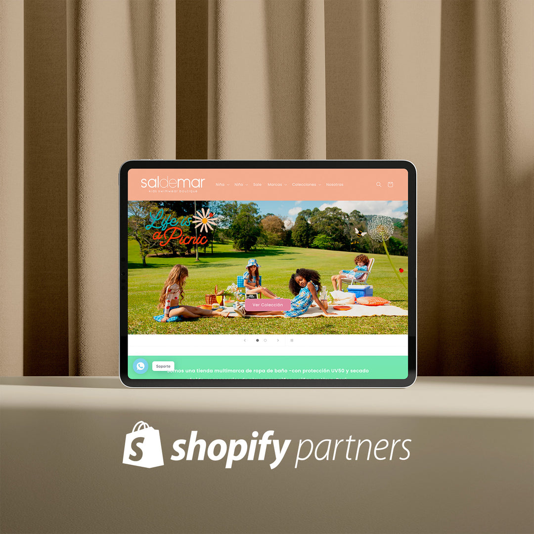 Un ipad sobre una mesa. En la pantalla se muestra la web de Sal de Mar. Encima de la imagen está sobreimpreso el logo de Shopify Partners.