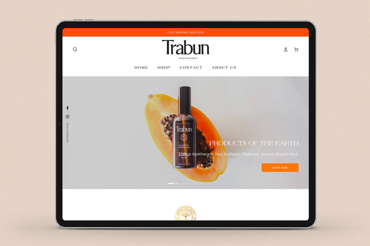 Imagen de un ipad con la web de Trabun Apothecary en su pantalla.