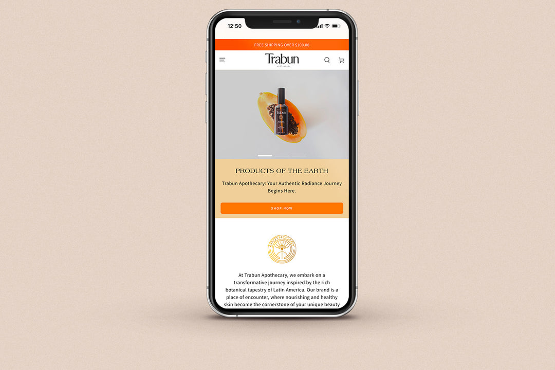Imagen de un iphone con la web de Trabun Apothecary en su pantalla.