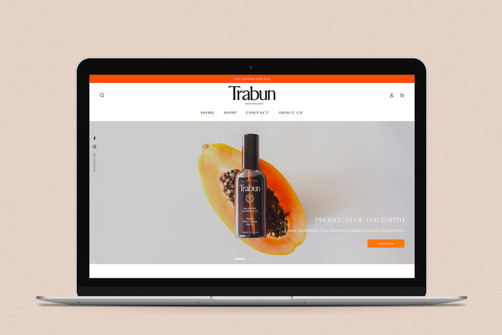 Imagen de una laptop con la web de Trabun Apothecary en su pantalla.