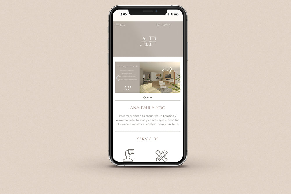 Imagen de un iphone con la web de AP KOO Studio en su pantalla.