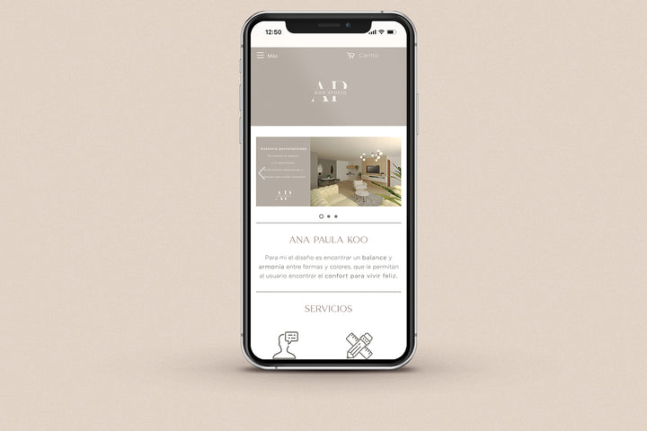 Imagen de un iphone con la web de AP KOO Studio en su pantalla.