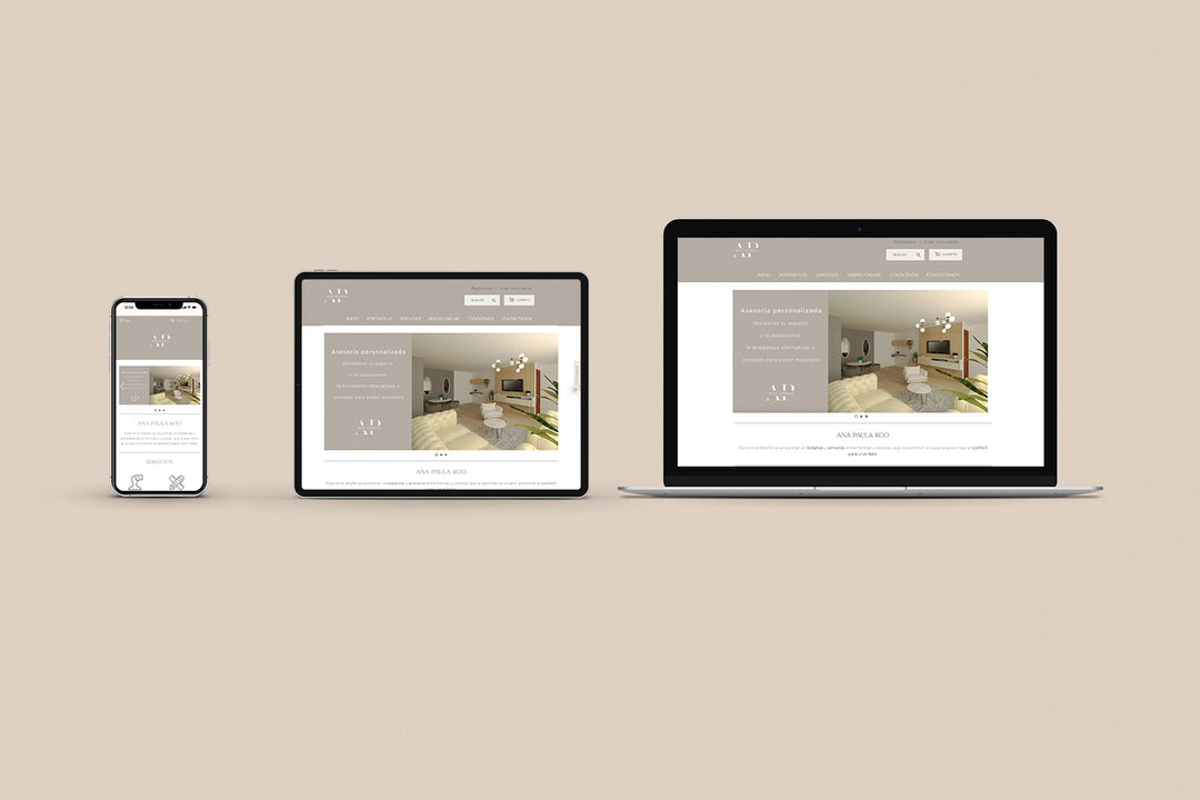 Un Iphone, un Ipad y una laptop mostrando cada uno el inicio de la página web de AP Koo Studio. Los tres dispositivos están uno al lado del otro sobre un fondo color entero beige. 
