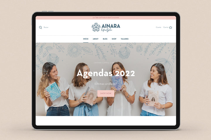 Imagen de un ipad con la web de  Ainara en su pantalla.