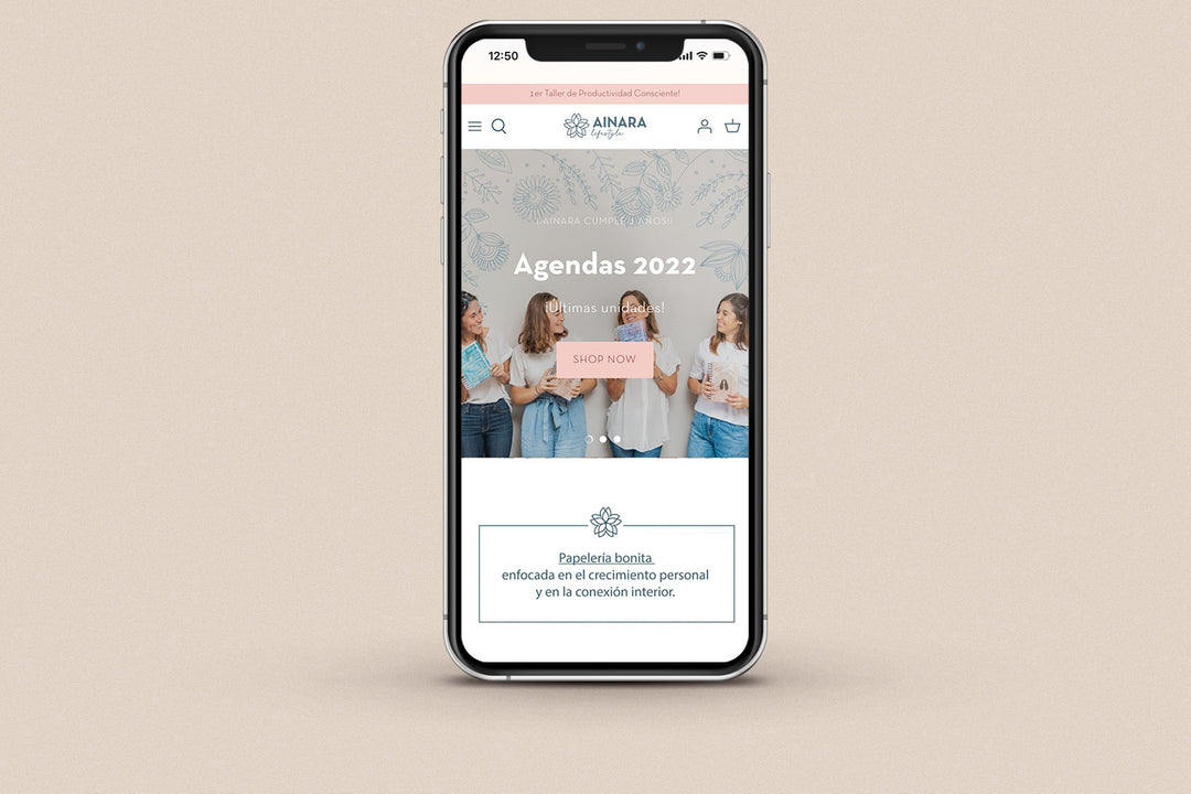 Imagen de un iphone con la web de Ainara en su pantalla.
