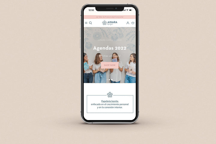 Imagen de un iphone con la web de Ainara en su pantalla.