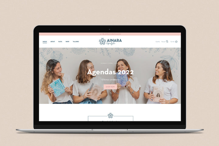 Imagen de una laptop con la web de  Ainara en su pantalla.