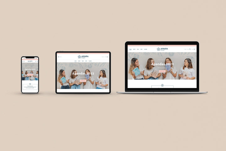 Un Iphone, un Ipad y una laptop mostrando cada uno el inicio de la página web de Ainara. Los tres dispositivos están uno al lado del otro sobre un fondo color entero beige. 