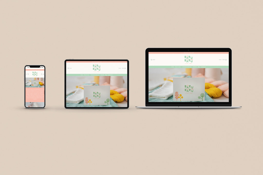 Un Iphone, un Ipad y una laptop mostrando cada uno el inicio de la página web de Baru Baru. Los tres dispositivos están uno al lado del otro sobre un fondo color entero beige. 