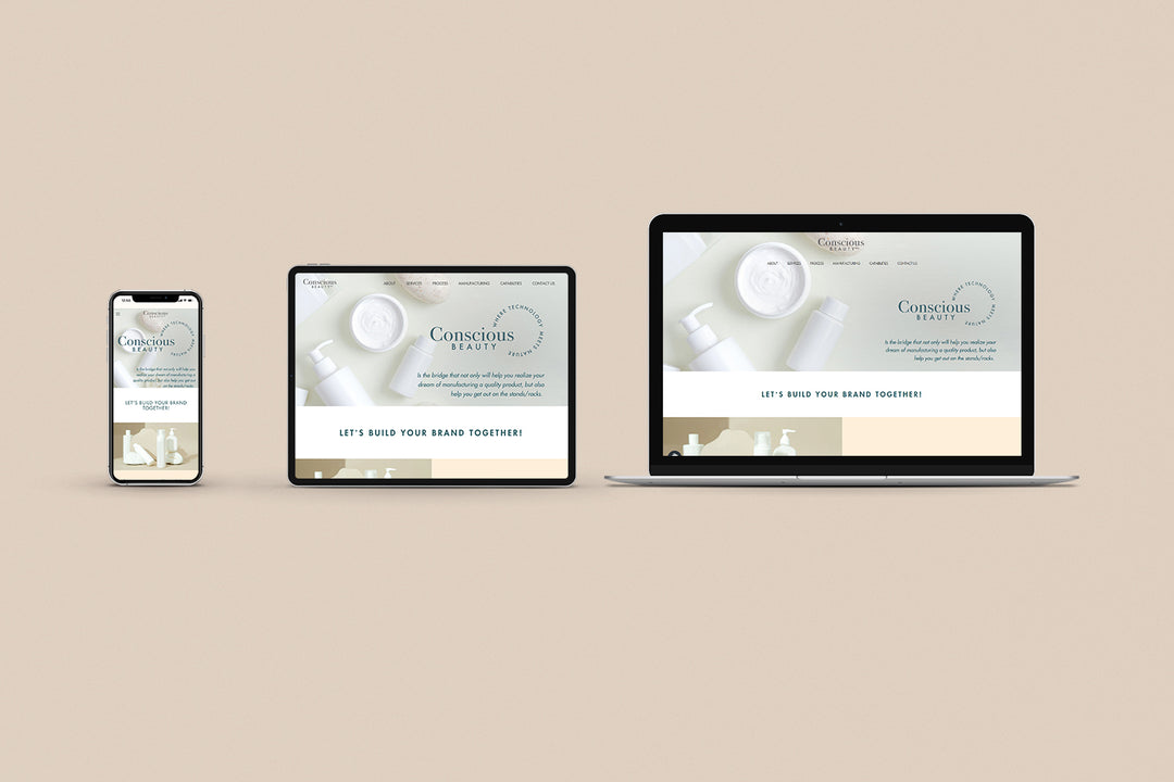 Un Iphone, un Ipad y una laptop mostrando cada uno el inicio de la página web de Conscious Beauty. Los tres dispositivos están uno al lado del otro sobre un fondo color entero beige. 