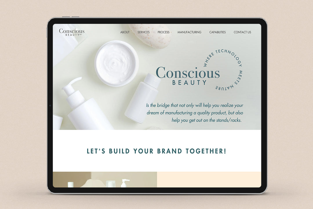 Imagen de un ipad con la web de Conscious Beauty en su pantalla.
