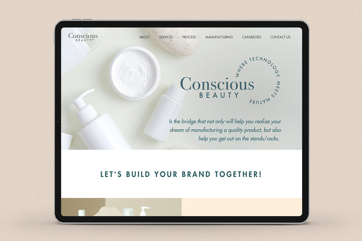 Imagen de un ipad con la web de Conscious Beauty en su pantalla.