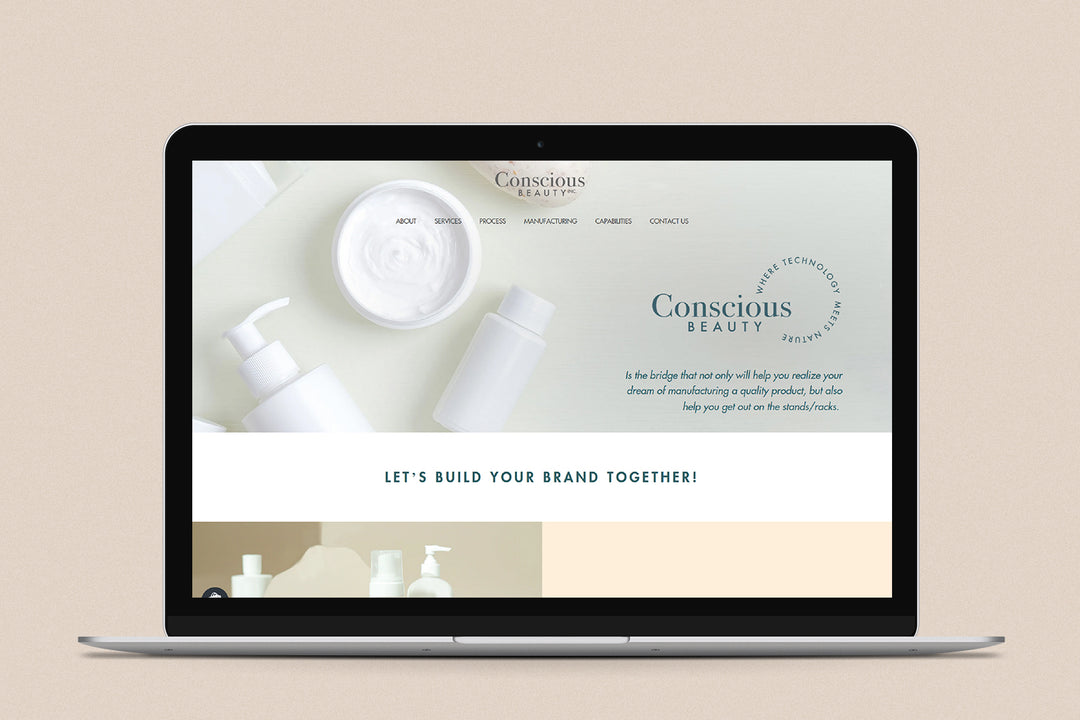 Imagen de una laptop con la web de Conscious Beauty en su pantalla.