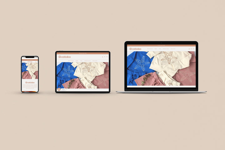 Un Iphone, un Ipad y una laptop mostrando cada uno el inicio de la página web de Cottoba. Los tres dispositivos están uno al lado del otro sobre un fondo color entero beige. 