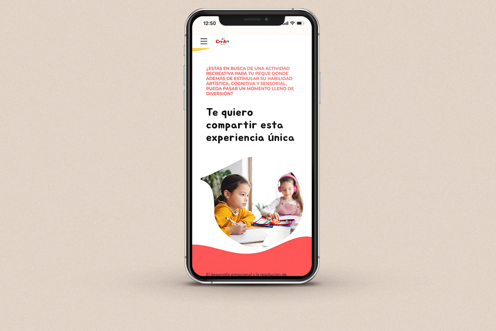 Imagen de un iphone con la web de Cre-Art Kids en su pantalla.