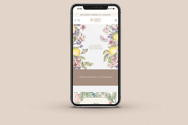 Imagen de un iphone con la web de Cristina Cilloniz en su pantalla.