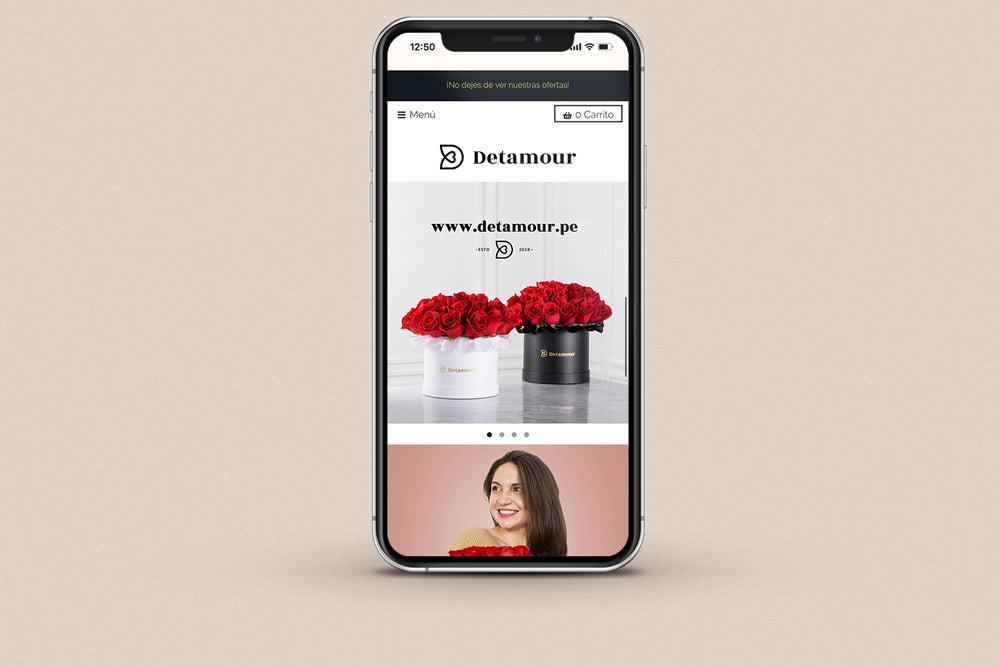 Imagen de un iphone con la web de Detamour en su pantalla.