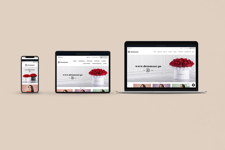 Un Iphone, un Ipad y una laptop mostrando cada uno el inicio de la página web de Detamour. Los tres dispositivos están uno al lado del otro sobre un fondo color entero beige. 