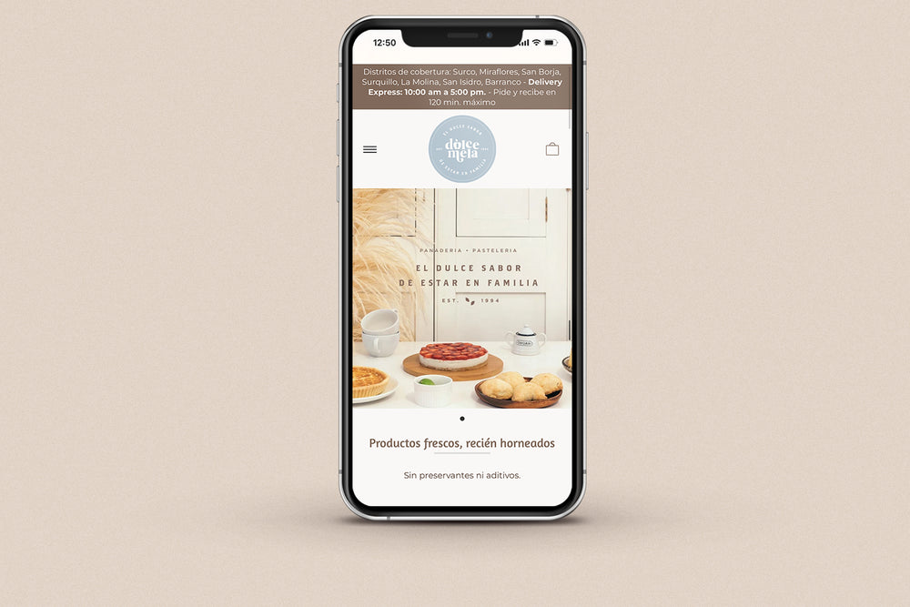 Imagen de un iphone con la web de Dolce Mela en su pantalla.