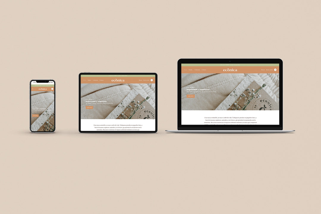 Un Iphone, un Ipad y una laptop mostrando cada uno el inicio de la página web de Ecónica. Los tres dispositivos están uno al lado del otro sobre un fondo color entero beige. 
