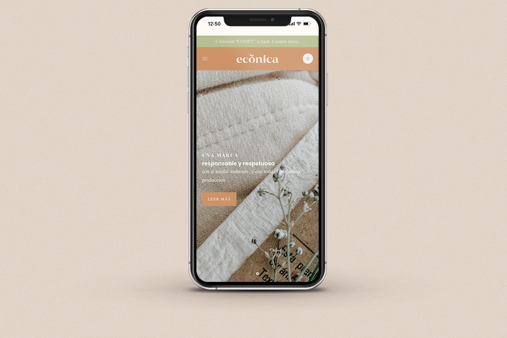 Imagen de un iphone con la web de Ecónica en su pantalla.