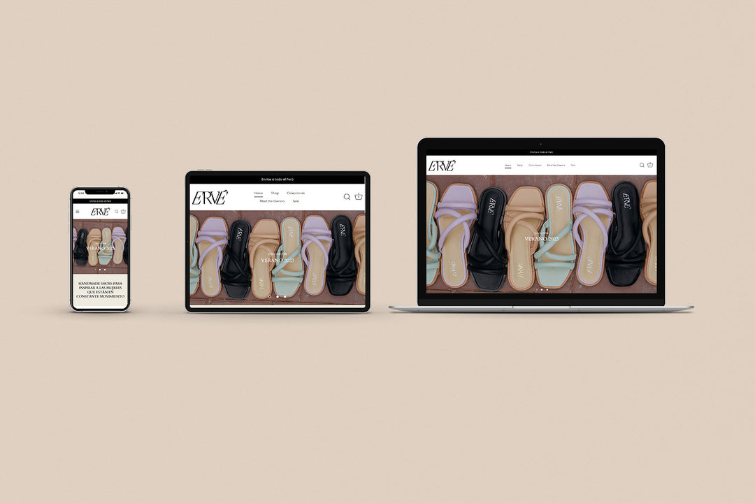 Un Iphone, un Ipad y una laptop mostrando cada uno el inicio de la página web de Ervé Shoes. Los tres dispositivos están uno al lado del otro sobre un fondo color entero beige. 