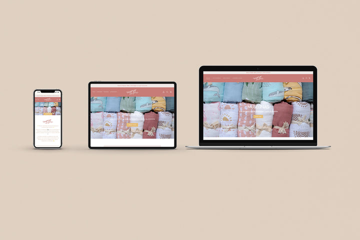 Un Iphone, un Ipad y una laptop mostrando cada uno el inicio de la página web de Moyo & Me. Los tres dispositivos están uno al lado del otro sobre un fondo color entero beige. 