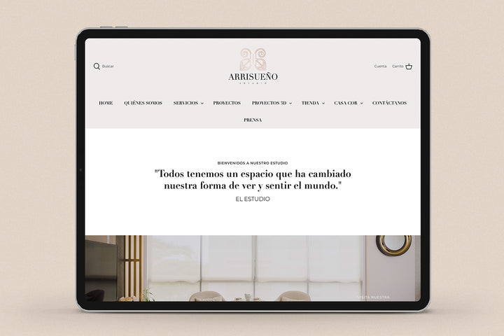 Imagen de una laptop con la web de Arrisueño Estudio en su pantalla.