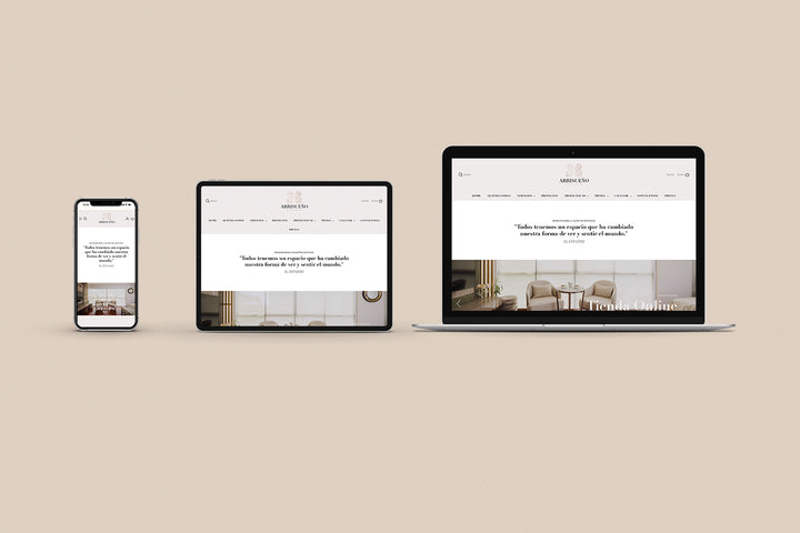 Un Iphone, un Ipad y una laptop mostrando cada uno el inicio de la página web de Arrisueño Estudio. Los tres dispositivos están uno al lado del otro sobre un fondo color entero beige. 