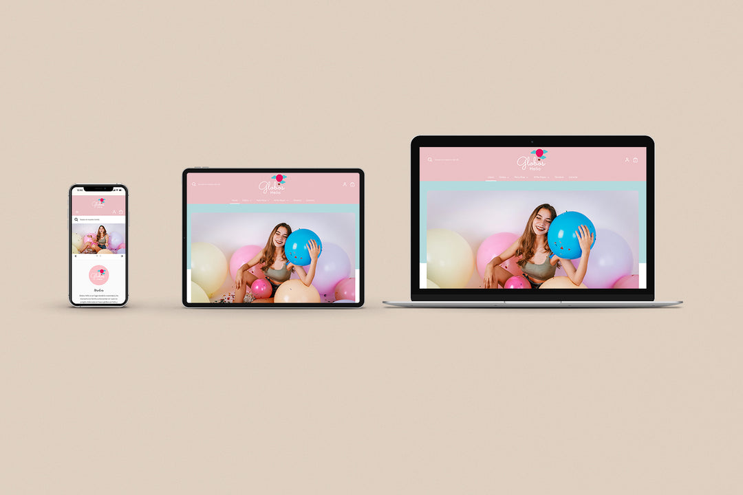 Un Iphone, un Ipad y una laptop mostrando cada uno el inicio de la página web de Globos Helio. Los tres dispositivos están uno al lado del otro sobre un fondo color entero beige. 