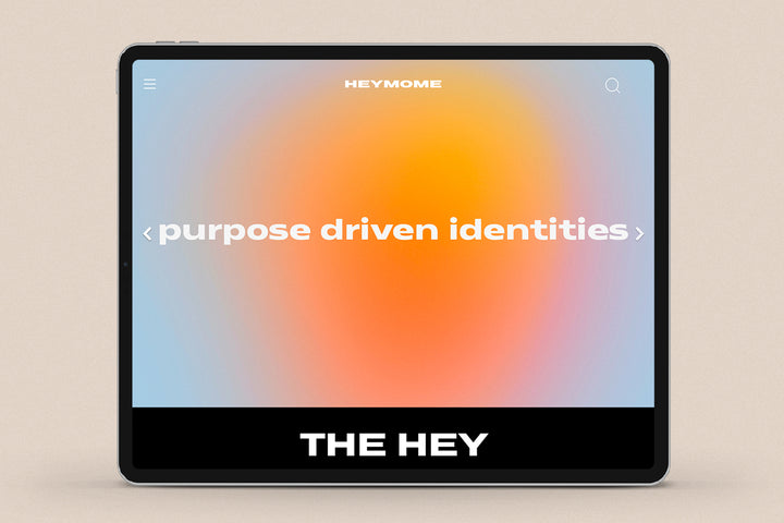 Imagen de un ipad con la web de Hey Mome en su pantalla.