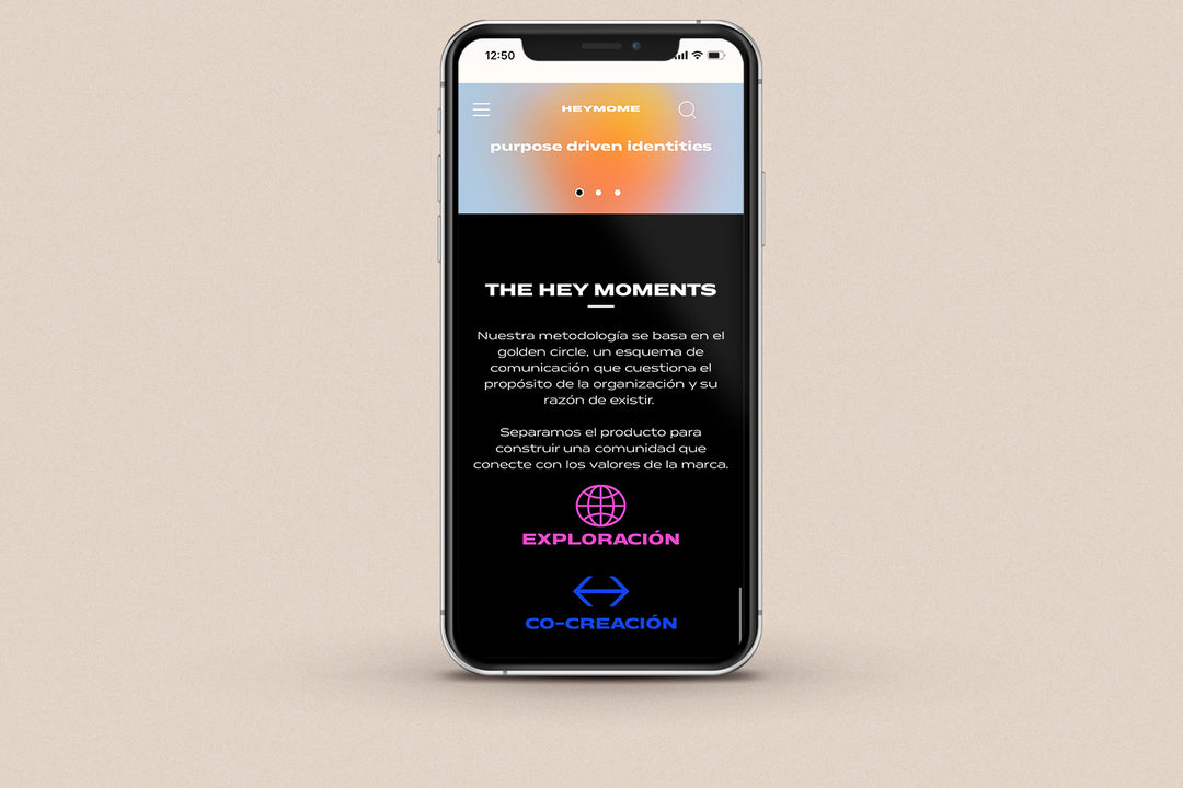 Imagen de un iphone con la web de Hey Mome en su pantalla.
