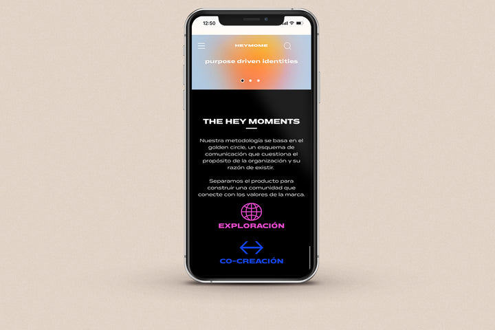 Imagen de un iphone con la web de Hey Mome en su pantalla.