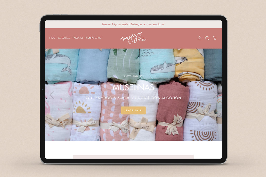 Imagen de un ipad con la web de Moyo and me en su pantalla.