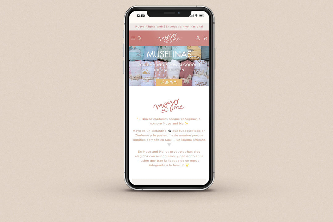 Imagen de un iphone con la web de Moyo and me en su pantalla.