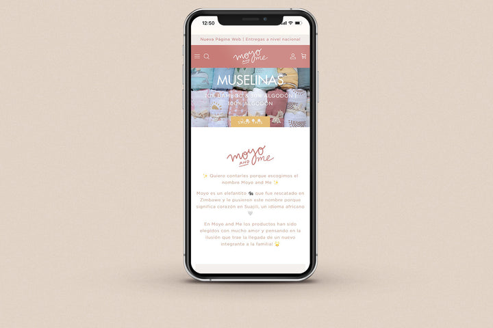 Imagen de un iphone con la web de Moyo and me en su pantalla.