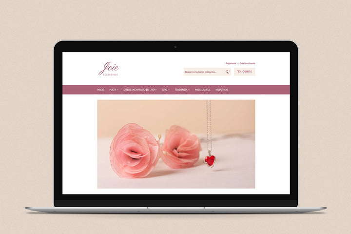 Imagen de una laptop con la web de Joie en su pantalla.