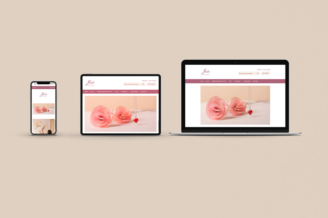Un Iphone, un Ipad y una laptop mostrando cada uno el inicio de la página web de Joie. Los tres dispositivos están uno al lado del otro sobre un fondo color entero beige. 