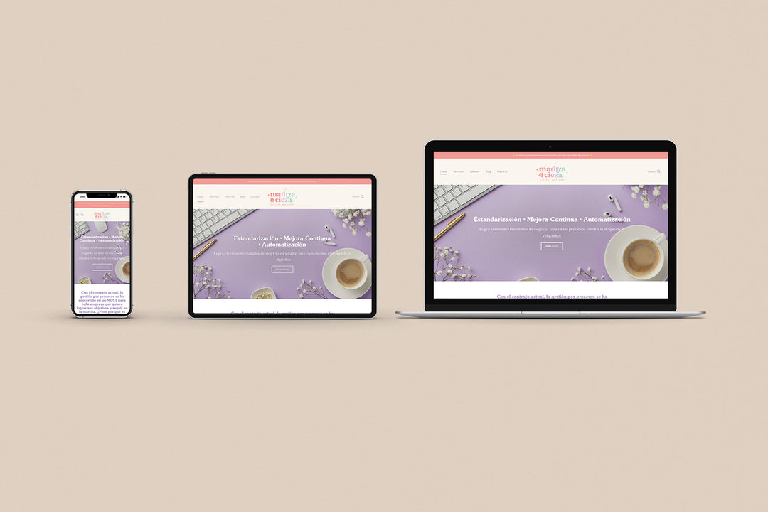 Un Iphone, un Ipad y una laptop mostrando cada uno el inicio de la página web de Maritza Cieza. Los tres dispositivos están uno al lado del otro sobre un fondo color entero beige. 