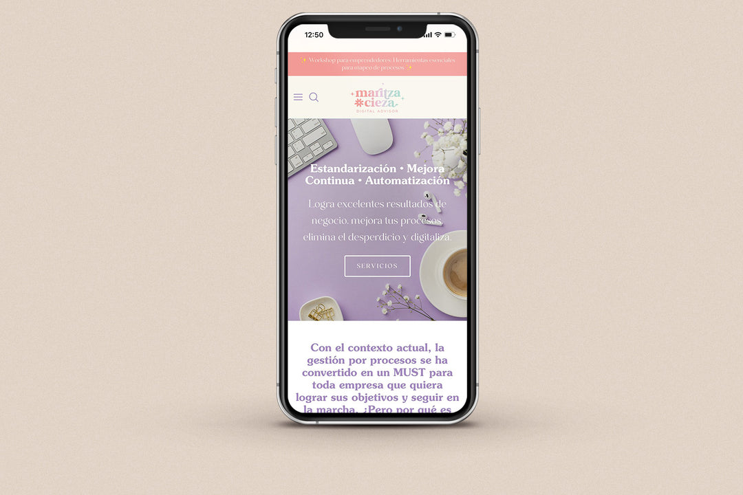 Imagen de un iphone con la web de Maritza Cieza en su pantalla.