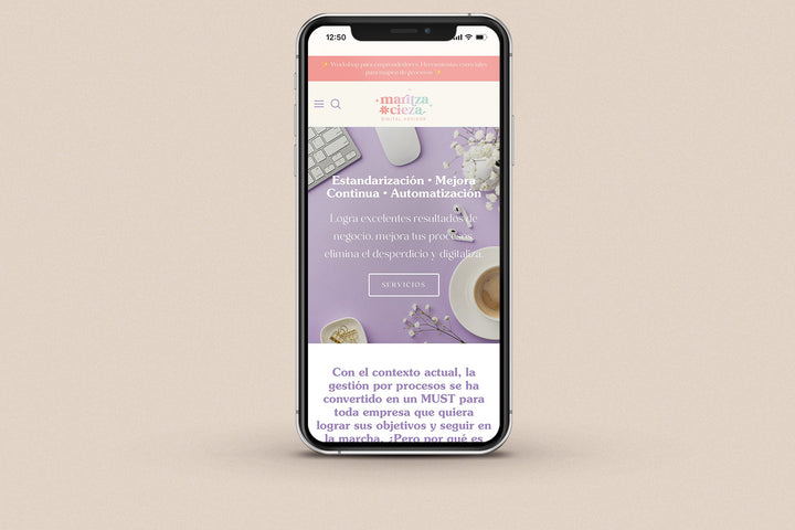 Imagen de un iphone con la web de Maritza Cieza en su pantalla.
