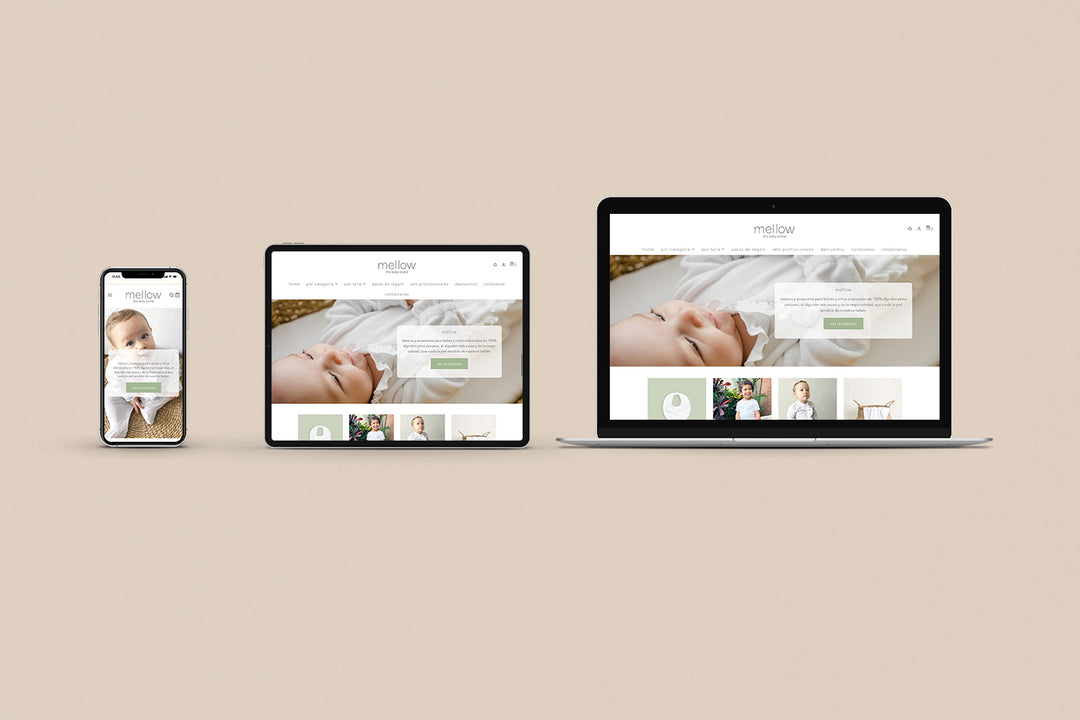 Un Iphone, un Ipad y una laptop mostrando cada uno el inicio de la página web de Mellow the Baby Brand. Los tres dispositivos están uno al lado del otro sobre un fondo color entero beige. 