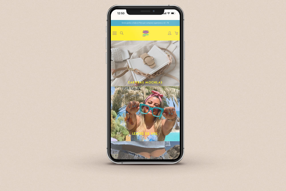 Imagen de un iphone con la web de Meow Shop en su pantalla.