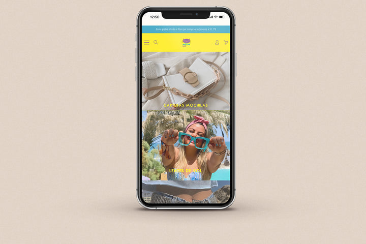 Imagen de un iphone con la web de Meow Shop en su pantalla.