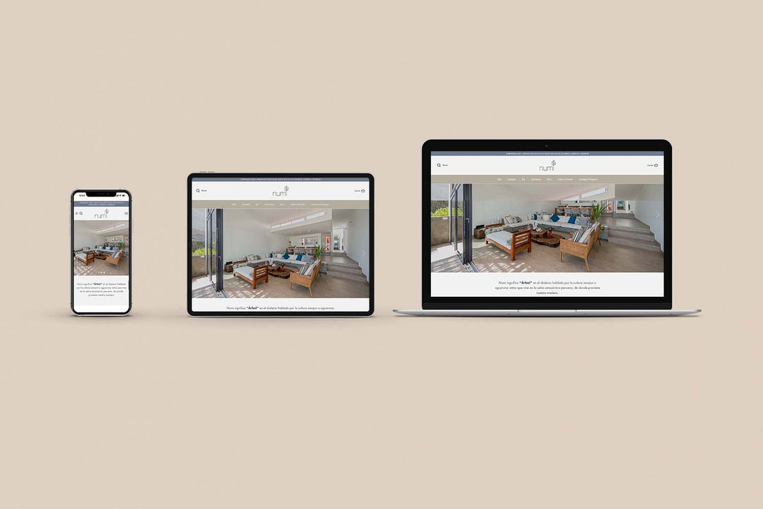 Un Iphone, un Ipad y una laptop mostrando cada uno el inicio de la página web de Numi. Los tres dispositivos están uno al lado del otro sobre un fondo color entero beige. 