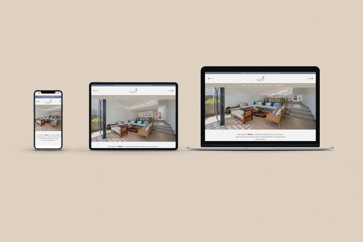 Un Iphone, un Ipad y una laptop mostrando cada uno el inicio de la página web de Numi. Los tres dispositivos están uno al lado del otro sobre un fondo color entero beige. 