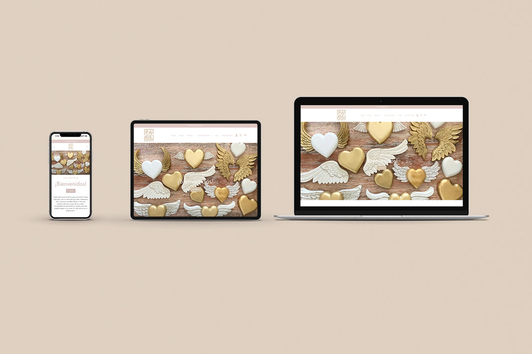 Un Iphone, un Ipad y una laptop mostrando cada uno el inicio de la página web de Page Craft. Los tres dispositivos están uno al lado del otro sobre un fondo color entero beige. 