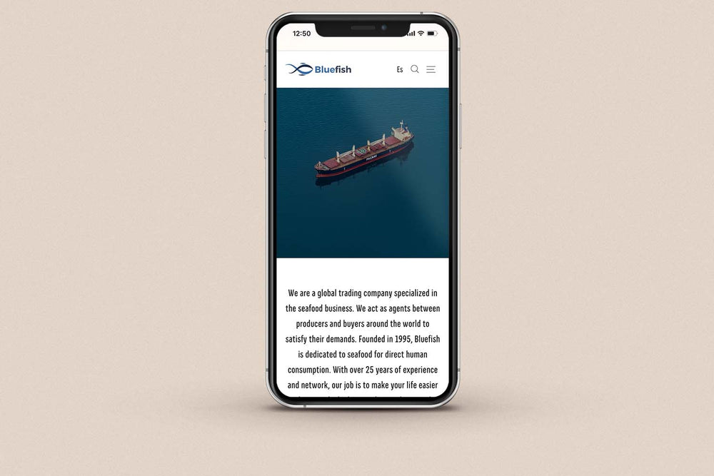Imagen de un iphone con la web de Blue Fish en su pantalla.