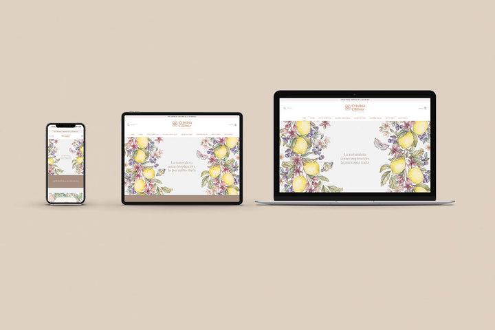 Un Iphone, un Ipad y una laptop mostrando cada uno el inicio de la página web de Cristina Cilloniz. Los tres dispositivos están uno al lado del otro sobre un fondo color entero beige. 