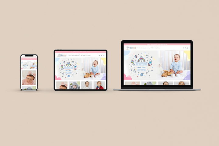 Un Iphone, un Ipad y una laptop mostrando cada uno el inicio de la página web de Potitos. Los tres dispositivos están uno al lado del otro sobre un fondo color entero beige. 